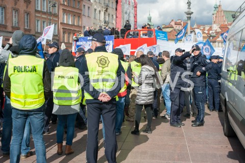  02.10.2018 WARSZAWA<br />PROTEST SLUZB MUNDUROWYCH<br />N/Z UCZESTNICY WYDARZENIA Z TRANSPARENTAMI FLAGAMI<br /> 