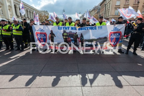  02.10.2018 WARSZAWA<br />PROTEST SLUZB MUNDUROWYCH<br />N/Z UCZESTNICY WYDARZENIA Z TRANSPARENTAMI FLAGAMI<br /> 