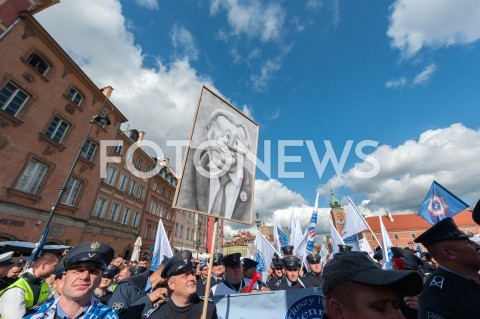  02.10.2018 WARSZAWA<br />PROTEST SLUZB MUNDUROWYCH<br />N/Z UCZESTNICY WYDARZENIA Z TRANSPARENTAMI FLAGAMI KARYKATURA MARIUSZA BLASZCZAKA<br /> 