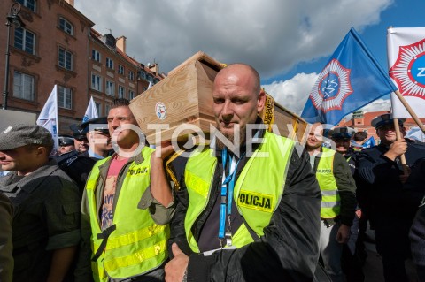  02.10.2018 WARSZAWA<br />PROTEST SLUZB MUNDUROWYCH<br />N/Z UCZESTNICY WYDARZENIA Z TRANSPARENTAMI FLAGAMI POLICJANCI Z TRUMNA<br /> 