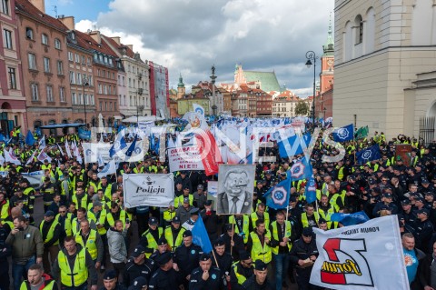  02.10.2018 WARSZAWA<br />PROTEST SLUZB MUNDUROWYCH<br />N/Z UCZESTNICY WYDARZENIA Z TRANSPARENTAMI FLAGAMI NA TLE KOLUMNY ZYGMUNTA<br /> 