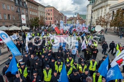  02.10.2018 WARSZAWA<br />PROTEST SLUZB MUNDUROWYCH<br />N/Z UCZESTNICY WYDARZENIA Z TRANSPARENTAMI FLAGAMI NA TLE RYNKU STAREGO MIASTA<br /> 