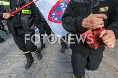  02.10.2018 WARSZAWA<br />PROTEST SLUZB MUNDUROWYCH<br />N/Z UCZESTNICY WYDARZENIA Z SYRENA SYGNALOWA TRANSPARENTAMI I FLAGAMI<br /> 