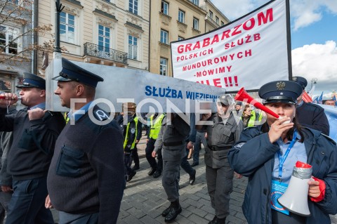  02.10.2018 WARSZAWA<br />PROTEST SLUZB MUNDUROWYCH<br />N/Z UCZESTNICY WYDARZENIA Z TRANSPARENTAMI FLAGAMI TRUMNA SLUZBY WIEZIENNEJ<br /> 