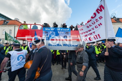  02.10.2018 WARSZAWA<br />PROTEST SLUZB MUNDUROWYCH<br />N/Z UCZESTNICY WYDARZENIA Z TRANSPARENTAMI FLAGAMI<br /> 