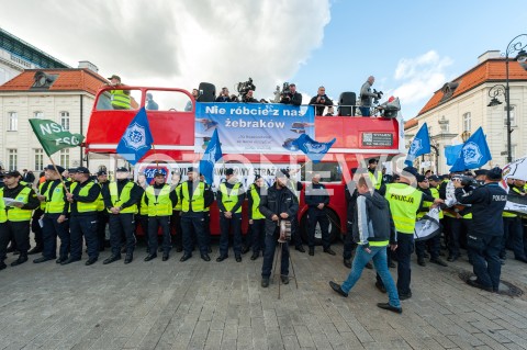  02.10.2018 WARSZAWA<br />PROTEST SLUZB MUNDUROWYCH<br />N/Z UCZESTNICY WYDARZENIA Z TRANSPARENTAMI FLAGAMI POLICJANCI NA TLE SAMOCHODU<br /> 
