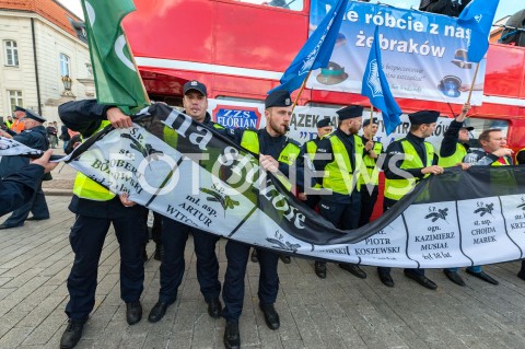  02.10.2018 WARSZAWA<br />PROTEST SLUZB MUNDUROWYCH<br />N/Z UCZESTNICY WYDARZENIA POLICJANCI Z KLEPSYDRAMI<br /> 