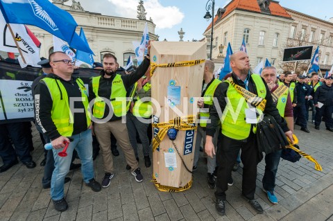  02.10.2018 WARSZAWA<br />PROTEST SLUZB MUNDUROWYCH<br />N/Z UCZESTNICY WYDARZENIA Z TRANSPARENTAMI FLAGAMI POLICJANCI Z TRUMNA<br /> 