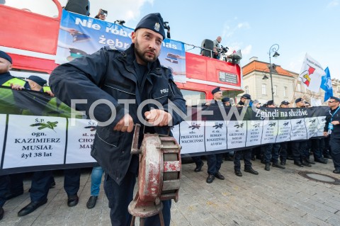  02.10.2018 WARSZAWA<br />PROTEST SLUZB MUNDUROWYCH<br />N/Z UCZESTNICY WYDARZENIA Z TRANSPARENTAMI FLAGAMI KLEPSYDRAMI SYRENA ALARMOWA<br /> 