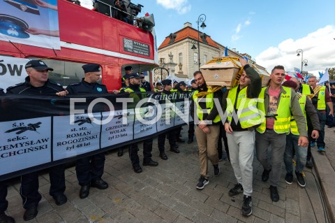  02.10.2018 WARSZAWA<br />PROTEST SLUZB MUNDUROWYCH<br />N/Z UCZESTNICY WYDARZENIA Z KLEPSYDRAMI I TRUMNA 