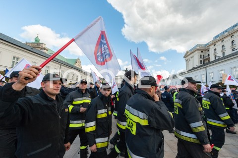  02.10.2018 WARSZAWA<br />PROTEST SLUZB MUNDUROWYCH<br />N/Z UCZESTNICY WYDARZENIA Z TRANSPARENTAMI FLAGAMI<br /> 