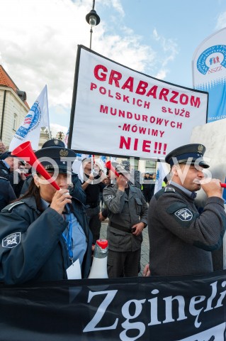  02.10.2018 WARSZAWA<br />PROTEST SLUZB MUNDUROWYCH<br />N/Z UCZESTNICY WYDARZENIA Z TRANSPARENTAMI FLAGAMI GRABARZOM POLSKICH SLUZB MUNDUROWYCH MOWIMY NIE ZGINELI<br /> 