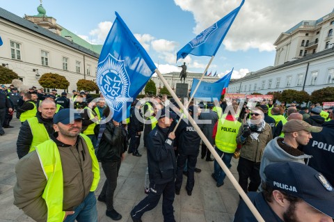  02.10.2018 WARSZAWA<br />PROTEST SLUZB MUNDUROWYCH<br />N/Z UCZESTNICY WYDARZENIA Z TRANSPARENTAMI FLAGAMI<br /> 