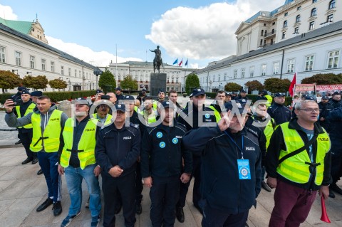  02.10.2018 WARSZAWA<br />PROTEST SLUZB MUNDUROWYCH<br />N/Z UCZESTNICY WYDARZENIA PODCZAS HYMNU<br /> 