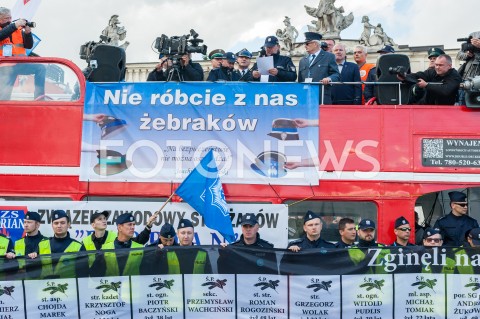 02.10.2018 WARSZAWA<br />PROTEST SLUZB MUNDUROWYCH<br />N/Z UCZESTNICY WYDARZENIA Z TRANSPARENTAMI FLAGAMI KLEPSYDRY<br /> 