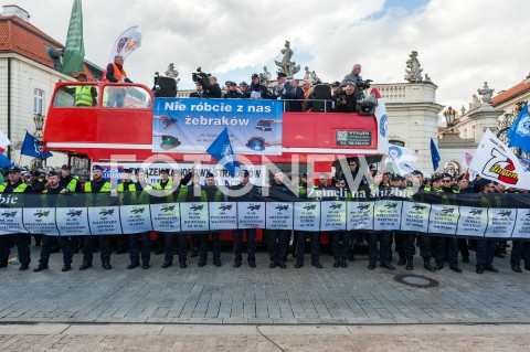  02.10.2018 WARSZAWA<br />PROTEST SLUZB MUNDUROWYCH<br />N/Z UCZESTNICY WYDARZENIA Z TRANSPARENTAMI FLAGAMI KLEPSYDRY<br /> 