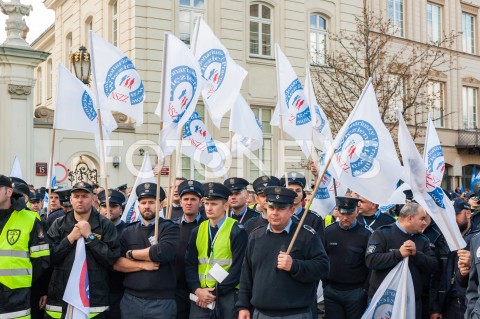  02.10.2018 WARSZAWA<br />PROTEST SLUZB MUNDUROWYCH<br />N/Z UCZESTNICY WYDARZENIA Z TRANSPARENTAMI FLAGAMI<br /> 