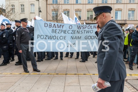  02.10.2018 WARSZAWA<br />PROTEST SLUZB MUNDUROWYCH<br />N/Z UCZESTNICY WYDARZENIA Z TRANSPARENTEM DBAMY O WSPOLNE BEZPIECZENSTWO POZWOLCIE NAM GODNIE ZYC<br /> 
