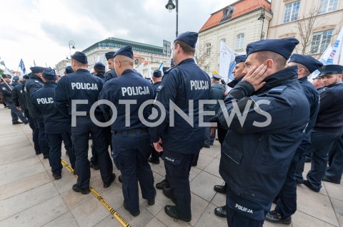  02.10.2018 WARSZAWA<br />PROTEST SLUZB MUNDUROWYCH<br />N/Z UCZESTNICY WYDARZENIA Z TRANSPARENTAMI FLAGAMI POLICJANCI<br /> 