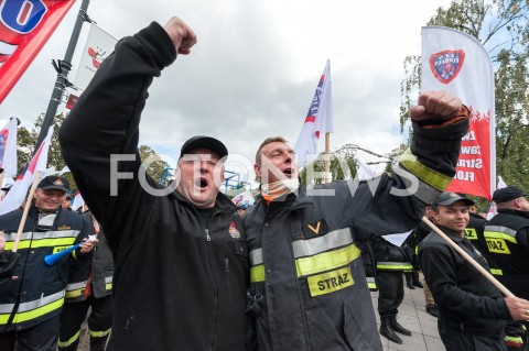  02.10.2018 WARSZAWA<br />PROTEST SLUZB MUNDUROWYCH<br />N/Z UCZESTNICY WYDARZENIA Z TRANSPARENTAMI FLAGAMI STRAZACY<br /> 