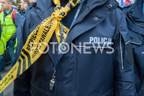  02.10.2018 WARSZAWA<br />PROTEST SLUZB MUNDUROWYCH<br />N/Z UCZESTNICY WYDARZENIA Z TRANSPARENTAMI FLAGAMI POLICJANT Z SZUBIENICA<br /> 