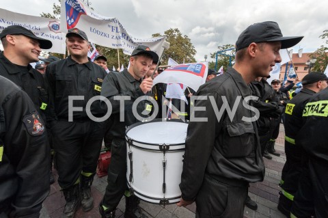  02.10.2018 WARSZAWA<br />PROTEST SLUZB MUNDUROWYCH<br />N/Z UCZESTNICY WYDARZENIA Z TRANSPARENTAMI FLAGAMI STRAZACY Z BEBNEM <br /> 