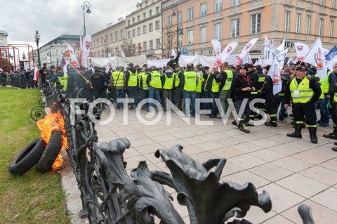  02.10.2018 WARSZAWA<br />PROTEST SLUZB MUNDUROWYCH<br />N/Z UCZESTNICY WYDARZENIA Z TRANSPARENTAMI FLAGAMI PLONACE OPONY<br /> 