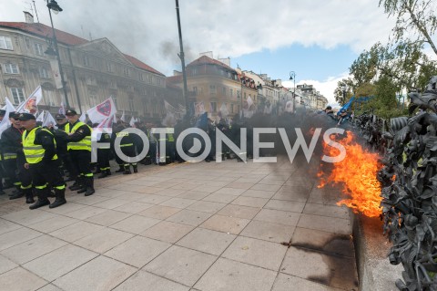  02.10.2018 WARSZAWA<br />PROTEST SLUZB MUNDUROWYCH<br />N/Z UCZESTNICY WYDARZENIA Z TRANSPARENTAMI FLAGAMI PLONACE OPONY<br /> 