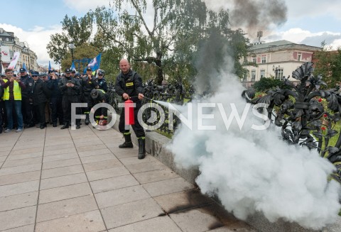  02.10.2018 WARSZAWA<br />PROTEST SLUZB MUNDUROWYCH<br />N/Z STRAZAK GASZACY OPONY<br /> 