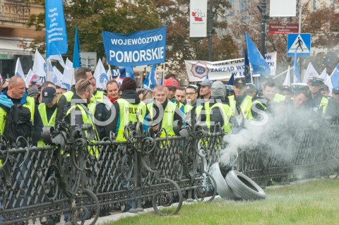  02.10.2018 WARSZAWA<br />PROTEST SLUZB MUNDUROWYCH<br />N/Z UCZESTNICY WYDARZENIA Z TRANSPARENTAMI FLAGAMI DYMIACE OPONY<br /> 