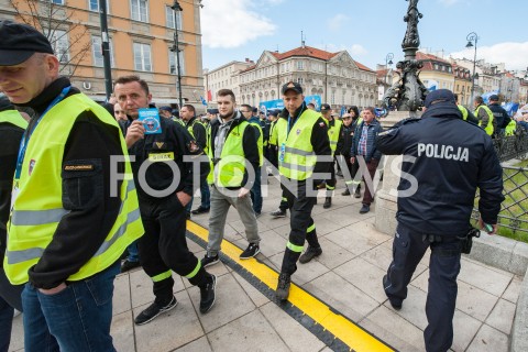  02.10.2018 WARSZAWA<br />PROTEST SLUZB MUNDUROWYCH<br />N/Z UCZESTNICY WYDARZENIA Z TRANSPARENTAMI FLAGAMI<br /> 