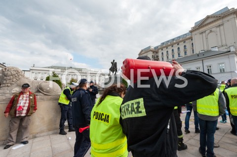  02.10.2018 WARSZAWA<br />PROTEST SLUZB MUNDUROWYCH<br />N/Z UCZESTNICY WYDARZENIA Z TRANSPARENTAMI FLAGAMI I BUTLA GASNICA<br /> 
