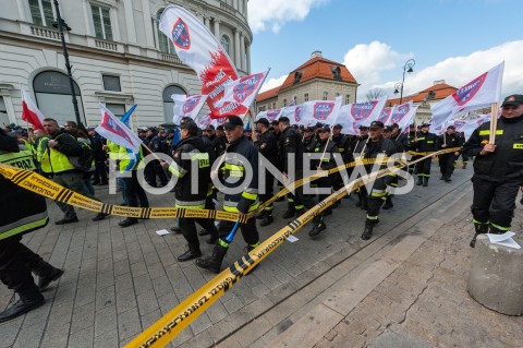  02.10.2018 WARSZAWA<br />PROTEST SLUZB MUNDUROWYCH<br />N/Z UCZESTNICY WYDARZENIA Z TRANSPARENTAMI FLAGAMI ZA TASMAMI BEZPIECZENSTWA<br /> 