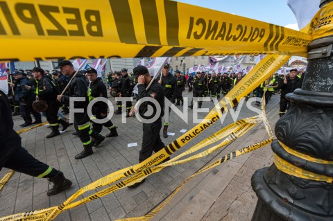 02.10.2018 WARSZAWA<br />PROTEST SLUZB MUNDUROWYCH<br />N/Z UCZESTNICY WYDARZENIA Z TRANSPARENTAMI FLAGAMI ZA TASMAMI BEZPIECZENSTWA<br /> 