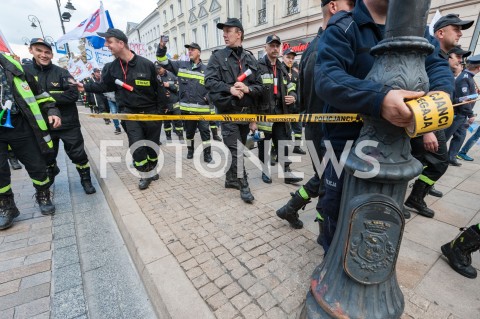  02.10.2018 WARSZAWA<br />PROTEST SLUZB MUNDUROWYCH<br />N/Z UCZESTNICY WYDARZENIA Z TRANSPARENTAMI FLAGAMI POLICJANCI WIESZAJACY TASME BEZPIECZENSTWA<br /> 