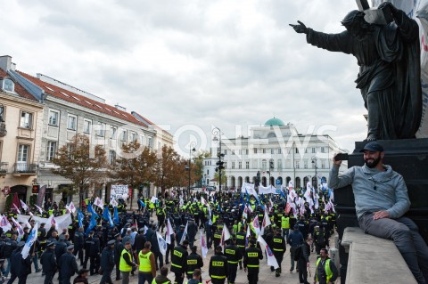  02.10.2018 WARSZAWA<br />PROTEST SLUZB MUNDUROWYCH<br />N/Z UCZESTNICY WYDARZENIA Z TRANSPARENTAMI FLAGAMI POMNIK CHRYSTUSA<br /> 