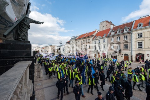  02.10.2018 WARSZAWA<br />PROTEST SLUZB MUNDUROWYCH<br />N/Z UCZESTNICY WYDARZENIA Z TRANSPARENTAMI FLAGAMI POMNIK CHRYSTUSA<br /> 