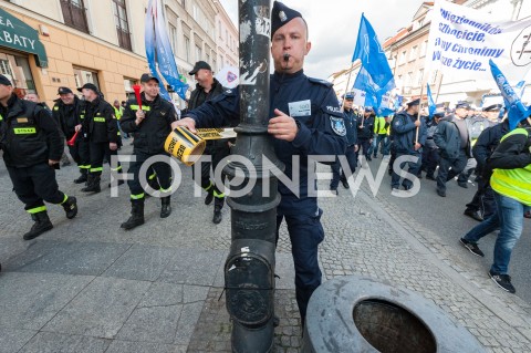  02.10.2018 WARSZAWA<br />PROTEST SLUZB MUNDUROWYCH<br />N/Z UCZESTNICY WYDARZENIA Z TRANSPARENTAMI FLAGAMI<br /> 