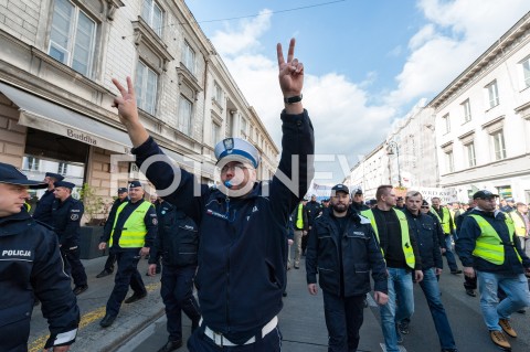  02.10.2018 WARSZAWA<br />PROTEST SLUZB MUNDUROWYCH<br />N/Z UCZESTNICY WYDARZENIA Z TRANSPARENTAMI FLAGAMI POLICJANT WIKTORIA VIKTORIA<br /> 