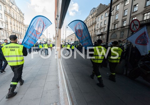  02.10.2018 WARSZAWA<br />PROTEST SLUZB MUNDUROWYCH<br />N/Z UCZESTNICY WYDARZENIA Z TRANSPARENTAMI FLAGAMI<br /> 