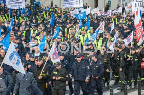  02.10.2018 WARSZAWA<br />PROTEST SLUZB MUNDUROWYCH<br />N/Z UCZESTNICY WYDARZENIA Z TRANSPARENTAMI FLAGAMI<br /> 