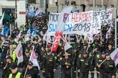  02.10.2018 WARSZAWA<br />PROTEST SLUZB MUNDUROWYCH<br />N/Z UCZESTNICY WYDARZENIA Z TRANSPARENTAMI FLAGAMI<br /> 