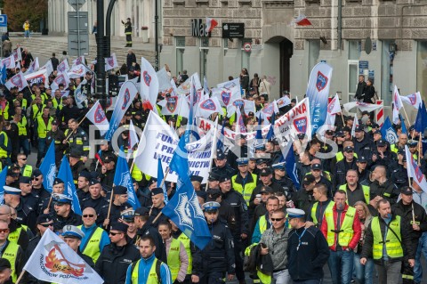  02.10.2018 WARSZAWA<br />PROTEST SLUZB MUNDUROWYCH<br />N/Z UCZESTNICY WYDARZENIA Z TRANSPARENTAMI FLAGAMI<br /> 