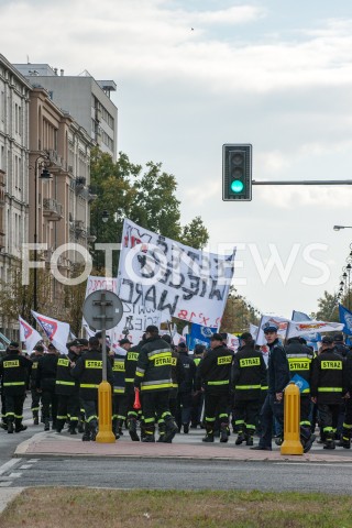  02.10.2018 WARSZAWA<br />PROTEST SLUZB MUNDUROWYCH<br />N/Z UCZESTNICY WYDARZENIA Z TRANSPARENTAMI FLAGAMI ZIELONE SWIATLO<br /> 