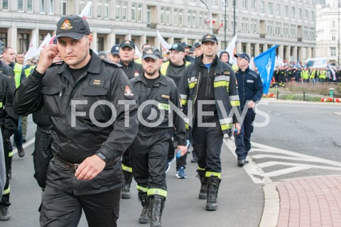  02.10.2018 WARSZAWA<br />PROTEST SLUZB MUNDUROWYCH<br />N/Z UCZESTNICY WYDARZENIA Z TRANSPARENTAMI FLAGAMI<br /> 