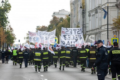  02.10.2018 WARSZAWA<br />PROTEST SLUZB MUNDUROWYCH<br />N/Z UCZESTNICY WYDARZENIA Z TRANSPARENTAMI FLAGAMI<br /> 
