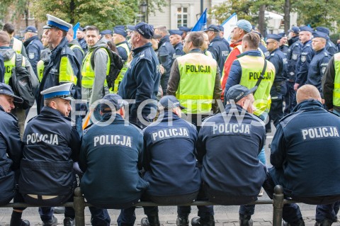  02.10.2018 WARSZAWA<br />PROTEST SLUZB MUNDUROWYCH<br />N/Z UCZESTNICY WYDARZENIA Z TRANSPARENTAMI FLAGAMI<br /> 