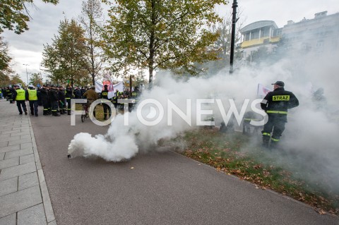  02.10.2018 WARSZAWA<br />PROTEST SLUZB MUNDUROWYCH<br />N/Z RACA DYMNA UCZESTNICY WYDARZENIA Z TRANSPARENTAMI FLAGAMI<br /> 