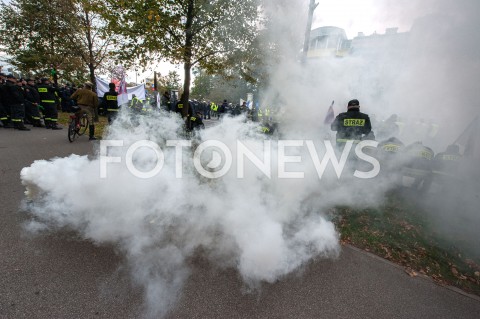  02.10.2018 WARSZAWA<br />PROTEST SLUZB MUNDUROWYCH<br />N/Z RACA DYMNA UCZESTNICY WYDARZENIA Z TRANSPARENTAMI FLAGAMI<br /> 