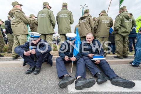  02.10.2018 WARSZAWA<br />PROTEST SLUZB MUNDUROWYCH<br />N/Z UCZESTNICY WYDARZENIA Z TRANSPARENTAMI FLAGAMI POLICJANCI STRAZ GRANICZNA<br /> 